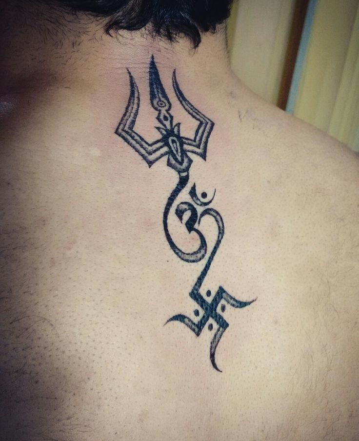 Hình xăm trident và chữ Om đen trên gáy, phong cách blackwork, chi tiết rõ nét, độ phân giải HD.
