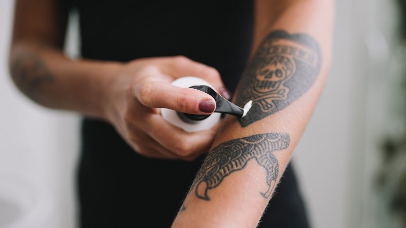 Hình xăm đầu lâu phong cách blackwork trên cánh tay, chi tiết rõ nét, HD.