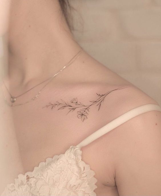 Hình xăm hoa mini ở vai, phong cách blackwork tinh tế, độ phân giải HD.
