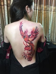 Hình xăm phượng hoàng màu nước trên lưng, phong cách sống động, độ chi tiết cao, ảnh HD.