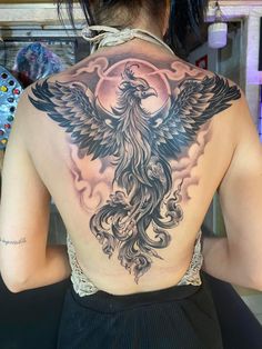 Hình xăm phượng hoàng trên lưng, phong cách blackwork chi tiết, ảnh HD.