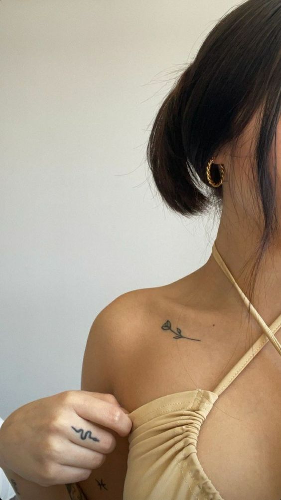 Hình xăm mini hoa trên vai, phong cách blackwork, chi tiết tinh tế, ảnh HD.