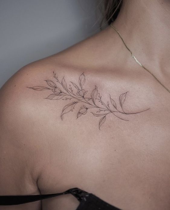 Hình xăm hoa lá trên vai, phong cách blackwork, đơn giản, ảnh HD.