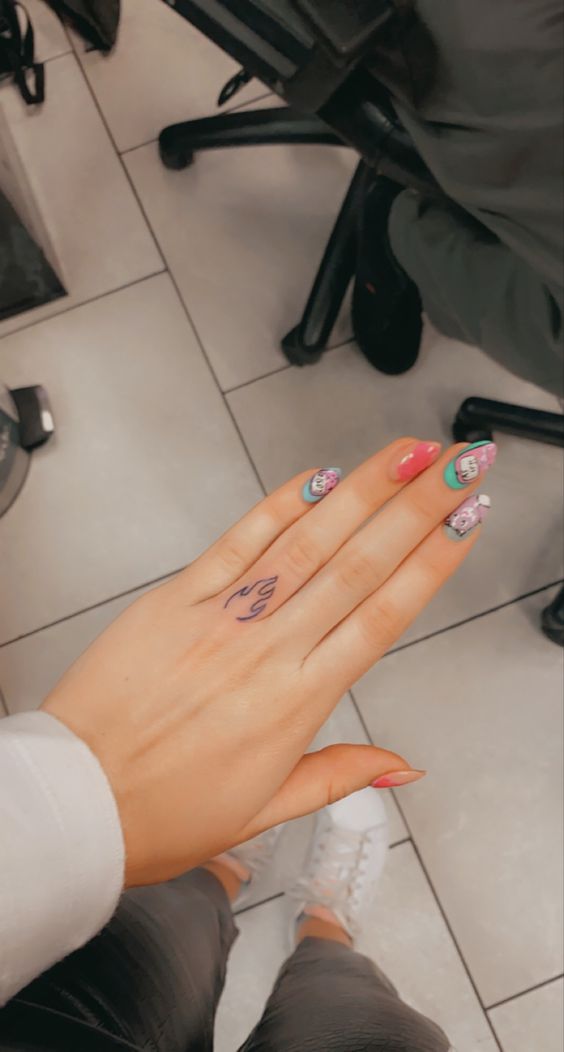 chi tiết cục lửa trên bàn tay cực độc đáo Hình xăm mini ngọn lửa trên ngón tay, phong cách blackwork, ảnh HD rõ nét.