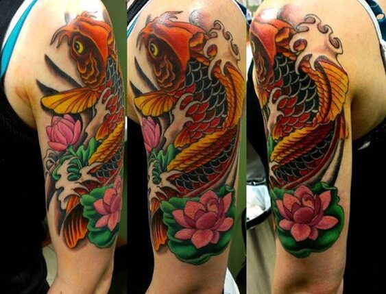 Hình xăm cá chép màu sắc trên cánh tay, phong cách cổ điển, chi tiết cao, độ phân giải HD.