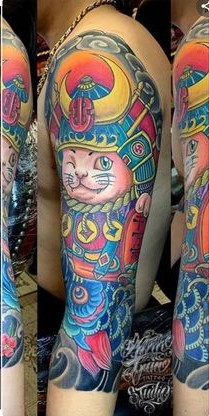 Chi tiết hình xăm mèo samurai Hình xăm mèo thần tài phong cách màu sắc, vị trí bắp tay, chi tiết sống động, ảnh HD.