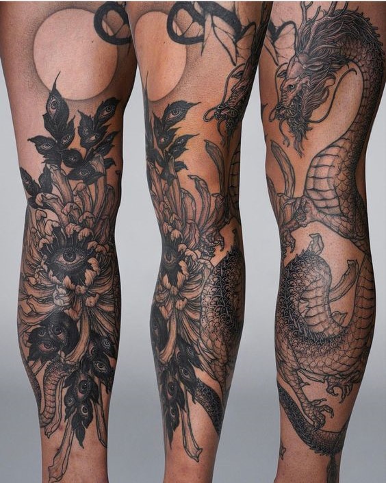 Hình xăm rồng và hoa trên chân, phong cách blackwork chi tiết, ảnh chất lượng cao.