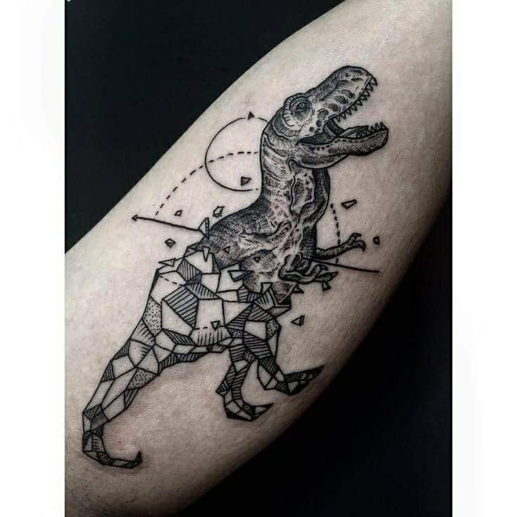 Hình xăm khủng long phong cách hình học trên cánh tay, chi tiết blackwork, ảnh HD.