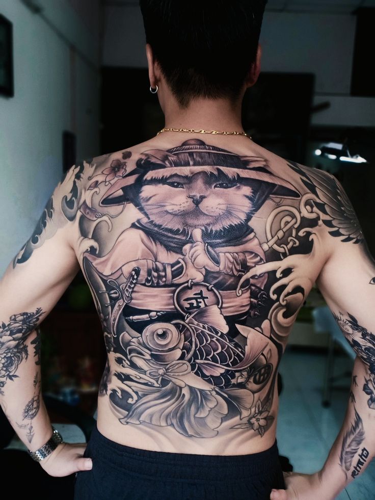 Hình xăm mèo samurai lớn trên lưng, phong cách blackwork, chi tiết cao, ảnh HD.