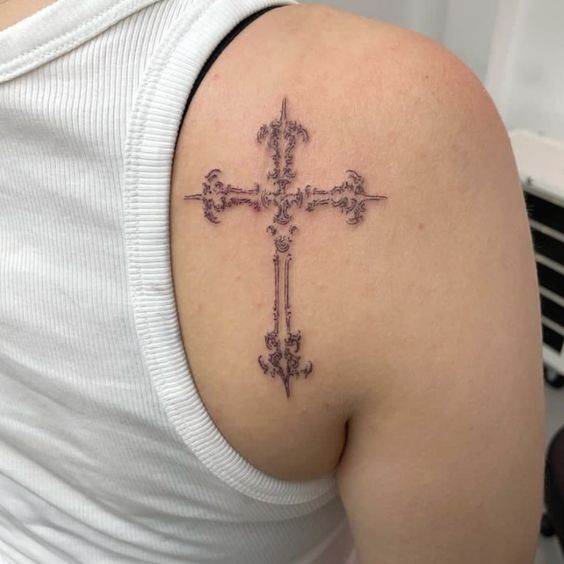 Hình xăm thánh giá chi tiết trên vai, phong cách blackwork, chất lượng HD.