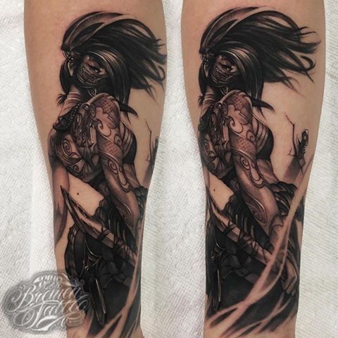 Hình xăm chiến binh nữ phong cách blackwork trên cánh tay, chi tiết sắc nét, độ phân giải HD.