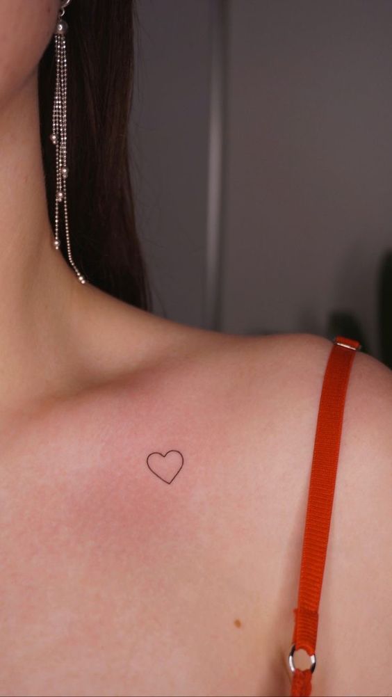 Hình xăm mini trái tim trên vai, phong cách blackwork, độ phân giải HD.