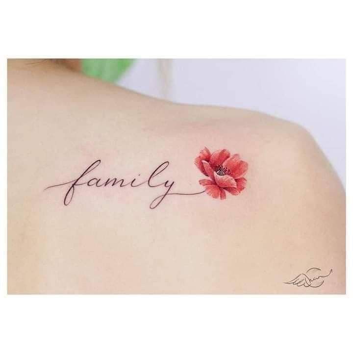 Chữ gia đình mini và hoa nổi bật Hình xăm chữ "family" và hoa đỏ trên vai, phong cách màu nước, chi tiết, ảnh HD.