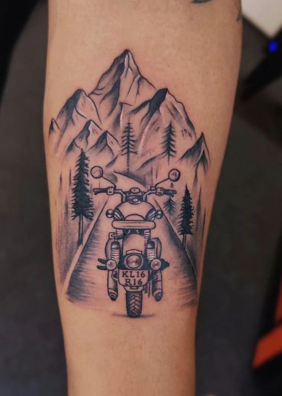 Hình xăm mô tô và núi trên tay, phong cách blackwork chi tiết, độ phân giải HD.