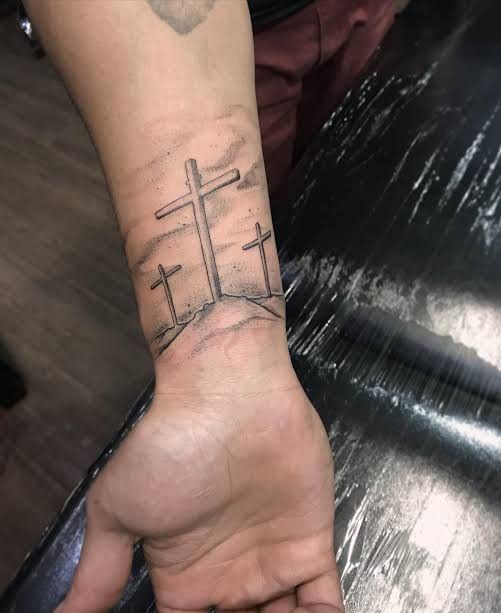 Hình xăm thánh giá trên cổ tay, phong cách blackwork, chi tiết rõ nét, ảnh chất lượng HD.