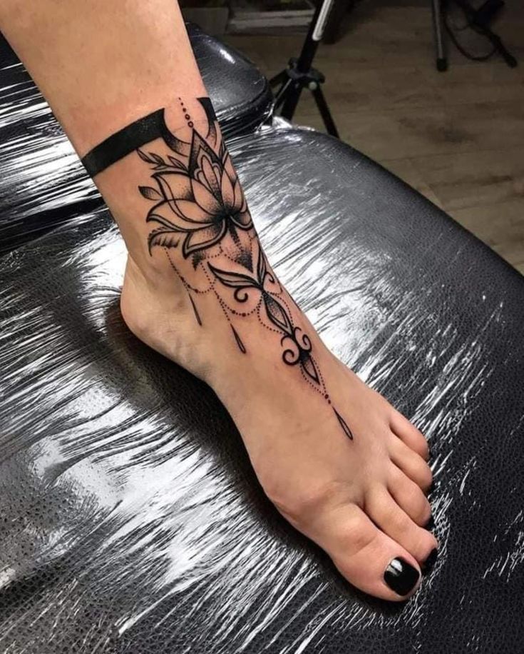 Hình xăm hoa văn blackwork trên mu bàn chân, phong cách chi tiết, ảnh HD.
