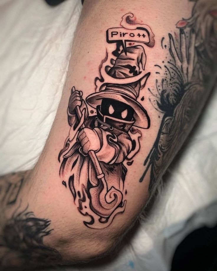 Hình xăm pháp sư phong cách blackwork trên tay, chi tiết sắc nét, độ phân giải HD.