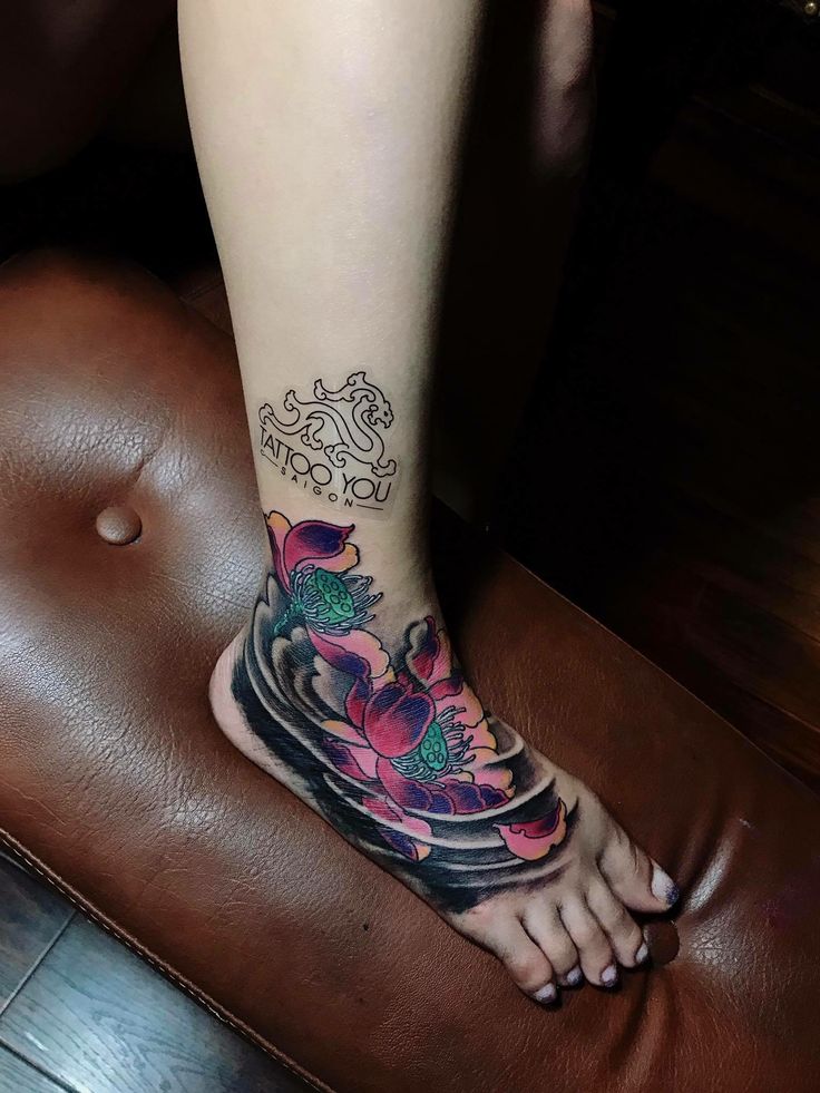 Hình xăm hoa sen màu trên chân, phong cách màu nước, chi tiết tinh xảo, độ phân giải HD.