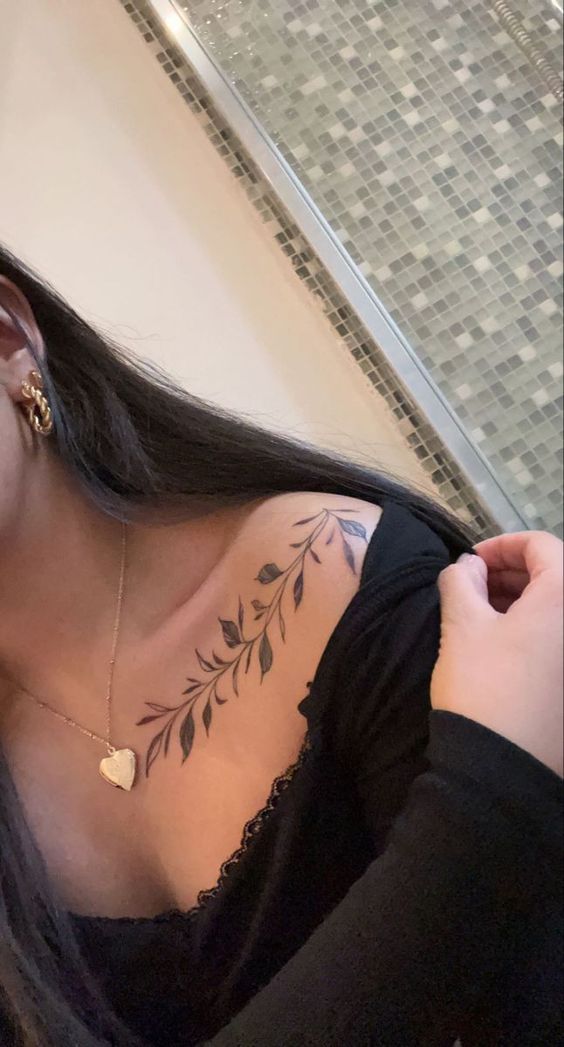Hình xăm lá trên vai, phong cách blackwork tinh tế, ảnh HD rõ nét.