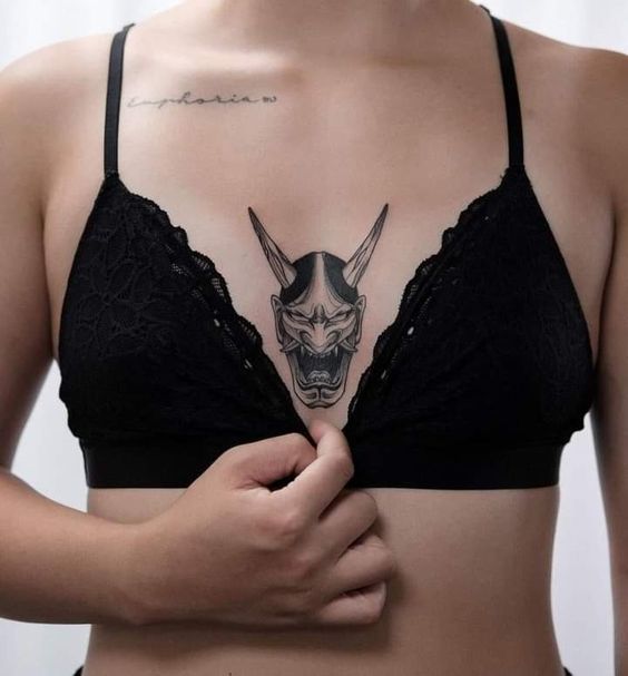 Hình xăm mặt quỷ trên ngực, phong cách blackwork, chi tiết cao, ảnh HD.