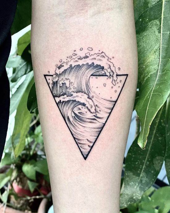 Hình xăm sóng biển blackwork trên cánh tay, phong cách tối giản, chi tiết rõ nét, ảnh HD.