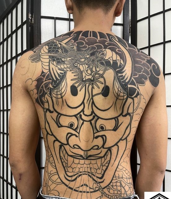 Hình xăm Oni phong cách blackwork trên lưng, chi tiết phức tạp, độ phân giải HD.