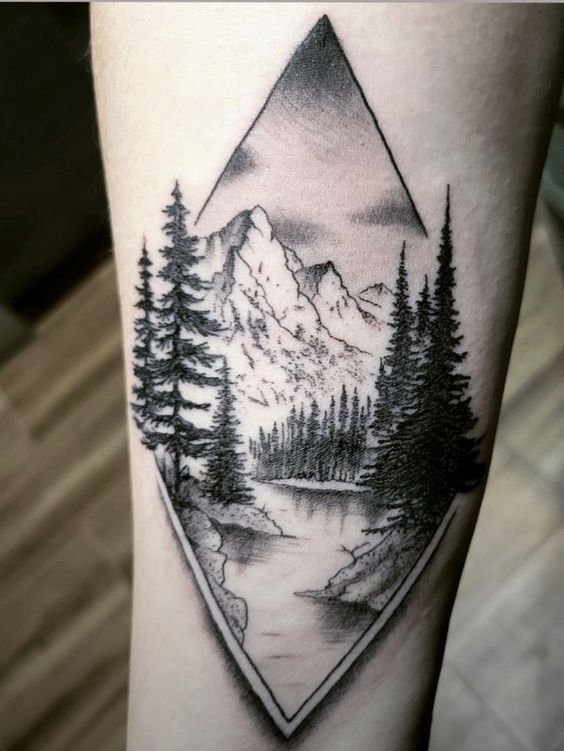 Hình xăm phong cảnh núi và rừng trên tay, phong cách blackwork chi tiết, độ phân giải HD.