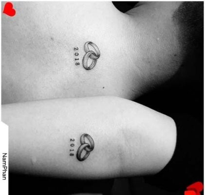 Hình xăm nhẫn cưới và số 2018, phong cách blackwork, vị trí tay và cổ, ảnh độ phân giải HD.