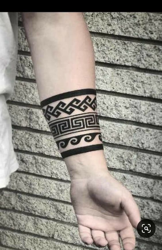 Hình xăm họa tiết Hy Lạp trên cẳng tay, phong cách blackwork, độ chi tiết cao, ảnh HD.