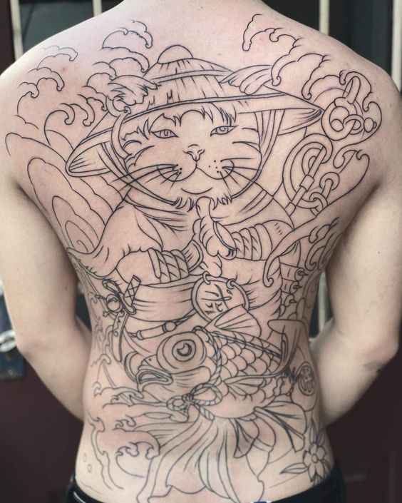 Hình xăm mèo samurai trên lưng, phong cách blackwork, chi tiết rõ nét, độ phân giải HD.