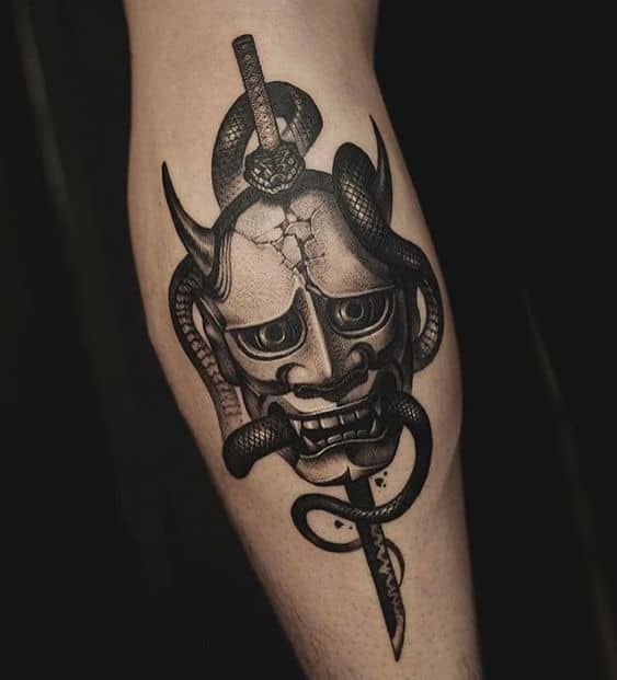 Hình xăm mặt nạ Oni và rắn trên tay, phong cách blackwork, chi tiết cao, độ phân giải HD.
