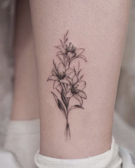 Nét độc đáo từ hình xăm hoa ly mini ở cổ chân Hình xăm hoa trên đùi, phong cách blackwork, chi tiết tinh xảo, ảnh HD.