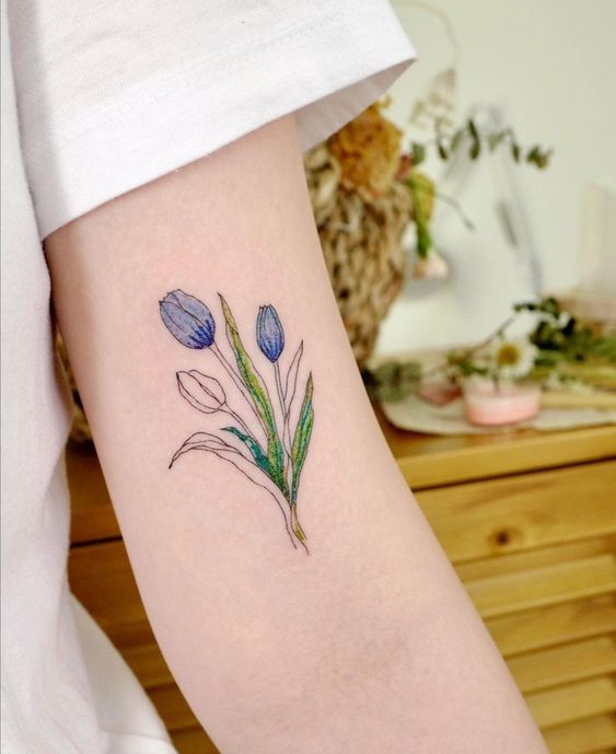 Hình xăm hoa tulip màu nước trên tay, phong cách tinh tế, độ phân giải HD.