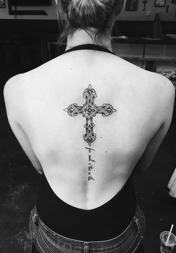Hình xăm thánh giá cổ điển trên lưng, phong cách blackwork chi tiết, ảnh độ phân giải cao.