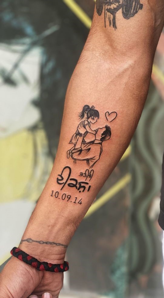 điểm nhấn nổi bật trên cánh tay từ hình xăm bố và con gái Hình xăm cha con, phong cách blackwork, vị trí cánh tay, chi tiết rõ nét, ảnh độ phân giải cao.