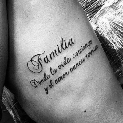 Hình xăm chữ "Familia" trên bắp tay, phong cách blackwork, chi tiết rõ nét, ảnh độ phân giải HD.