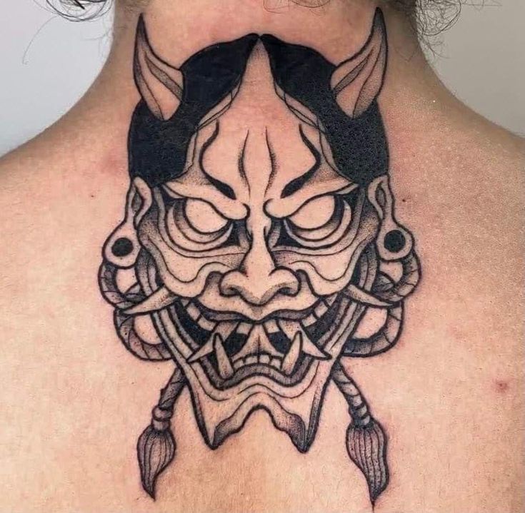 Hình xăm mặt nạ Oni trên cổ, phong cách blackwork, chi tiết rõ nét, độ phân giải HD.