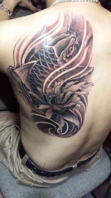 Hình xăm cá chép nghệ thuật trên lưng, phong cách blackwork, chi tiết rõ nét, độ phân giải HD.