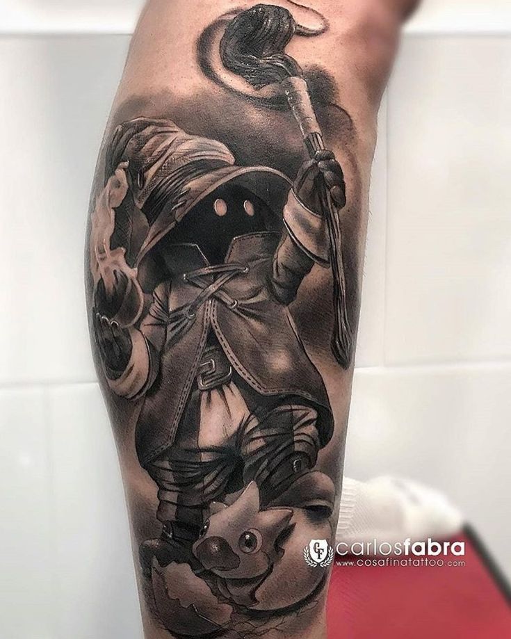Hình xăm nhân vật giả tưởng trên bắp tay, phong cách blackwork, chi tiết rõ nét, độ phân giải HD.