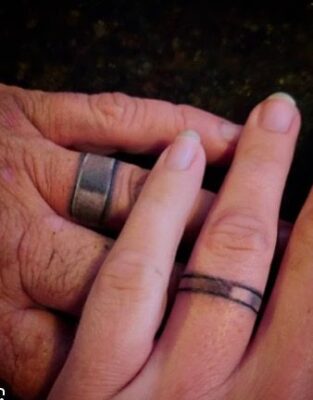 Hình xăm vòng tay phong cách blackwork, vị trí ngón tay, chi tiết đơn giản. Ảnh độ phân giải HD.