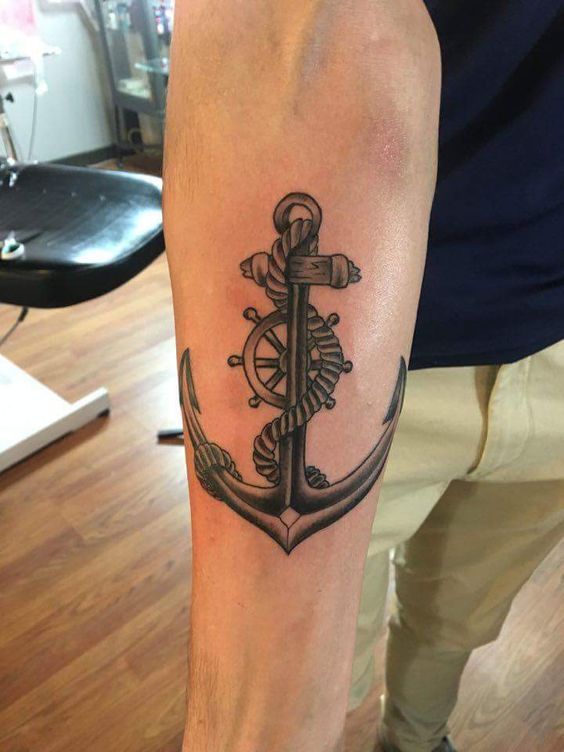 Hình xăm mỏ neo phong cách blackwork ở cánh tay, chi tiết sắc nét, độ phân giải HD.
