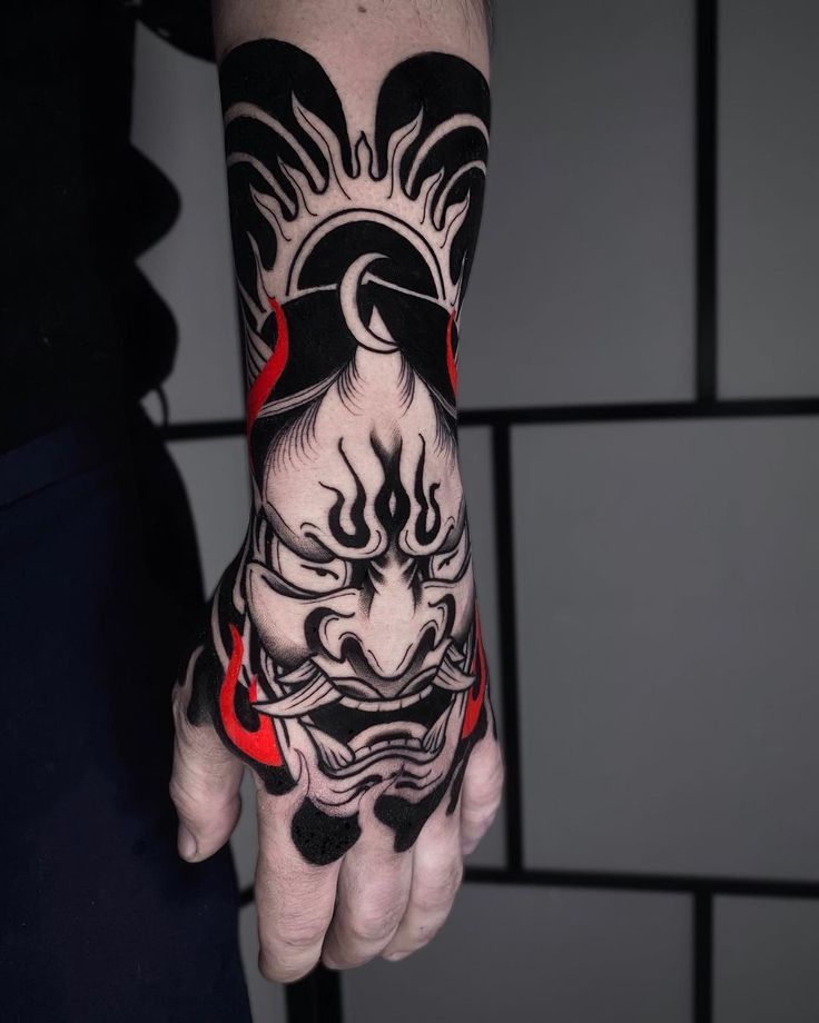 Hình xăm mặt quỷ trên tay, phong cách blackwork, chi tiết cao, ảnh HD.