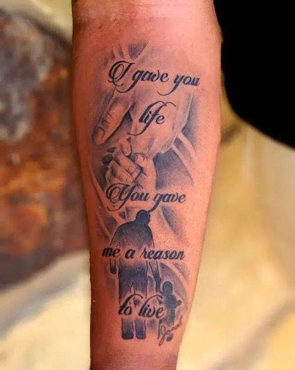 độc lạ ý tưởng xăm bố và con ý nghĩa Hình xăm chữ và hình gia đình trên tay, phong cách blackwork, chi tiết, ảnh HD.