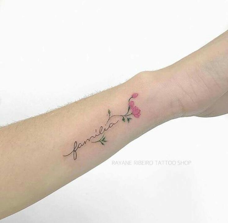 Dòng chữ gia đình cùng hoa sen hồng Hình xăm chữ và hoa mini ở cổ tay, phong cách màu nước, độ chi tiết cao, ảnh HD.