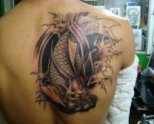Hình xăm rồng trên lưng, phong cách blackwork chi tiết, độ phân giải HD.