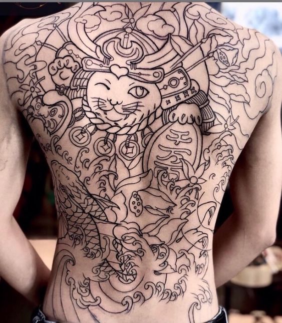 Hình xăm mèo thần tài phong cách blackwork chi tiết trên lưng, độ phân giải cao.