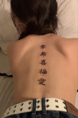ý tưởng tattoo chữ tàu dọc lưng cho nữ Hình xăm chữ Hán trên lưng, phong cách tối giản, độ phân giải HD.