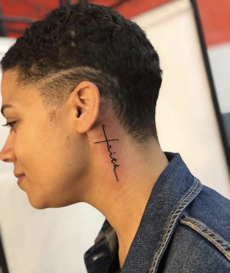 Hình xăm chữ "faith" sau tai, phong cách blackwork, độ chi tiết cao, ảnh HD.