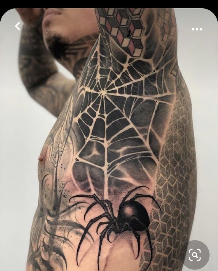 Hình xăm nhện blackwork trên ngực và cánh tay, chi tiết mạng nhện. Độ phân giải HD.