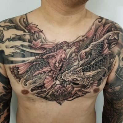 Hình xăm cá chép trên ngực phong cách cổ điển, chi tiết rõ nét, độ phân giải HD.